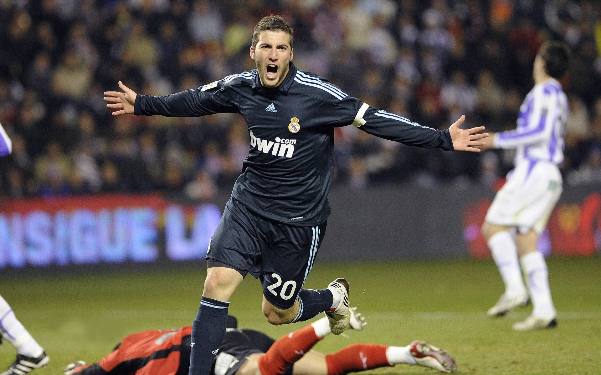 不可复制之夜,无可争议之王,新加坡街道见证乔治的唯一性