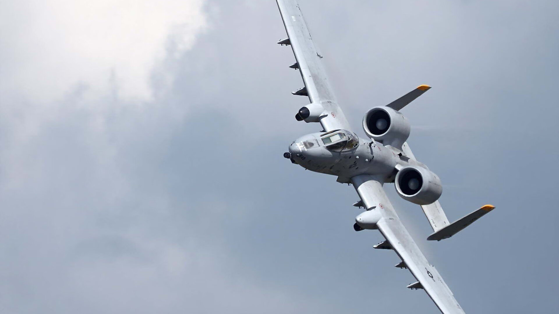 跨越重洋的篮球哲学,当詹姆斯爆发力照亮广厦的硬仗智慧